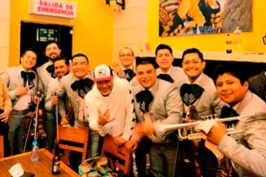 Mariachi-le-toca-La-Chona-a-Robert-Trujillo,-bajista-de-Metallica,-en-CDMX