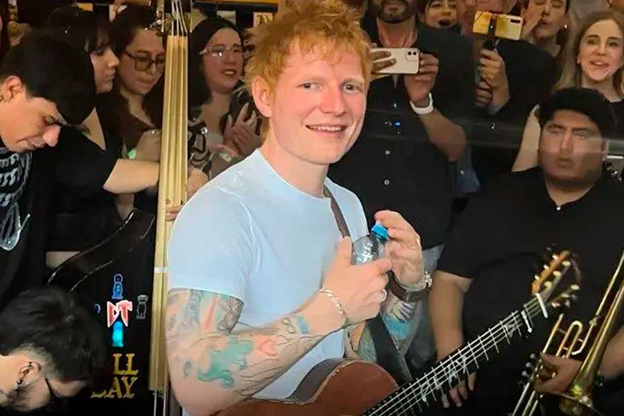 Sorprende-Ed-Sheeran-a-fans-con-concierto-acústico-en-El-Tenampa